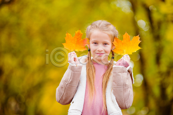 소녀(어린이) 소녀한명만 어린이 여자 한명 JPG 아웃포커스 앞모습 포토 해외이미지 가을(계절) 단풍 들기 미소(표정) 상반신