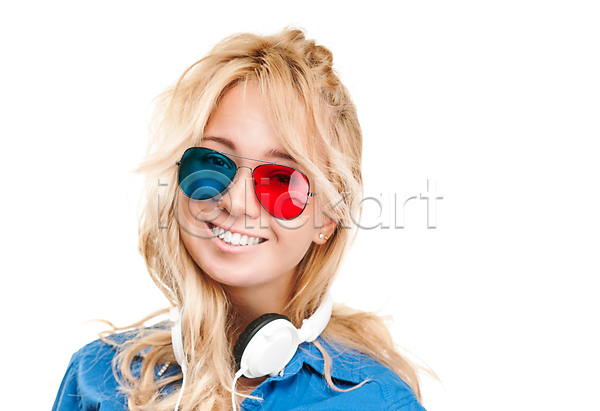 시원함 행복 10대 20대 사람 여자 한명 3D JPG 포토 해외이미지 고립 관찰 동영상 라이프스타일 모델 백그라운드 뷰티 비전 빨간색 손목시계 안경 얼굴 영화 영화관 유행 응시 텔레비전 파란색 표현 필름 헤드폰 흰색