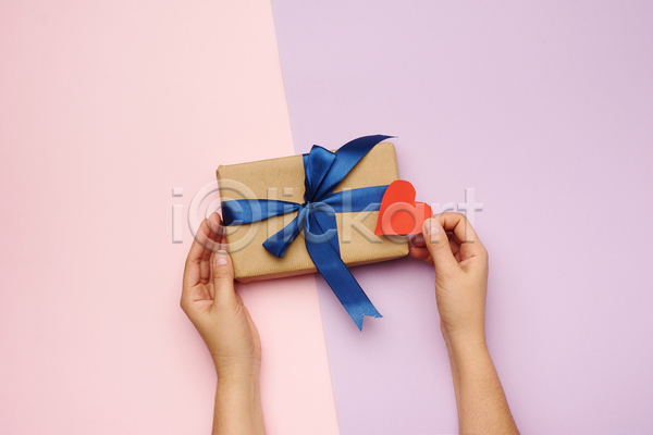 축하 신체부위 JPG 포토 해외이미지 리본 분홍색 상자 선물 선물상자 손 오브젝트 잡기 포장 하트