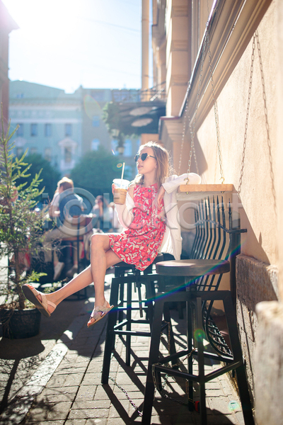 휴식 소녀(어린이) 소녀한명만 어린이 여자 한명 JPG 옆모습 포토 해외이미지 꽃무늬 들기 바캉스 선글라스 앉기 야외 여름(계절) 여름휴가 원피스 음료 의자 전신 주간 햇빛