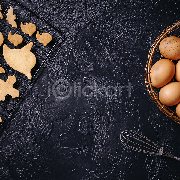 사람없음 JPG 포토 하이앵글 해외이미지 거품기 검은배경 계란 바구니 요리 카피스페이스 쿠키 할로윈