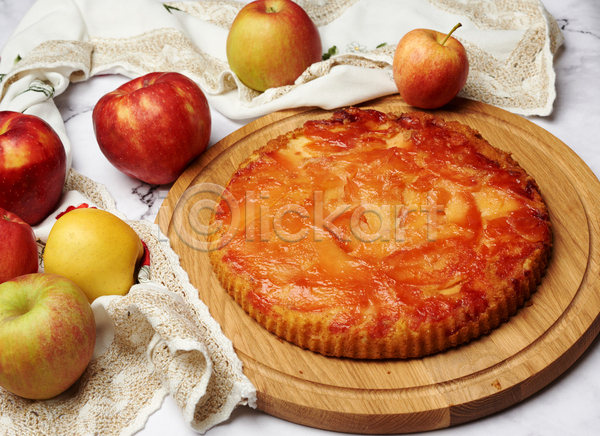 달콤 사람없음 JPG 포토 해외이미지 나무받침 디저트 사과 실내 애플파이 천(직물) 파이(빵) 흰배경