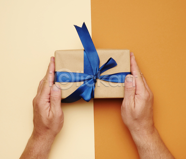 축하 신체부위 JPG 포토 해외이미지 노란색 리본 상자 선물 선물상자 손 오브젝트 잡기 포장