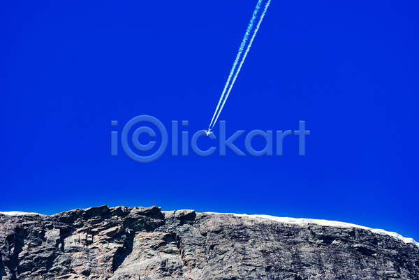사람없음 JPG 포토 해외이미지 백그라운드 비행기 비행운 산 야외 연기 제트기 주간 파란색 풍경(경치) 하늘