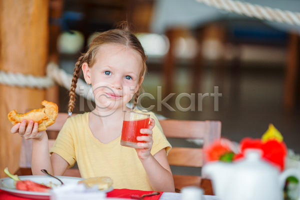 휴식 소녀(어린이) 소녀한명만 어린이 여자 한명 JPG 앞모습 포토 해외이미지 들기 디저트 바캉스 상반신 아침식사 앉기 여름(계절) 여름휴가 의자 주간 주스 카페
