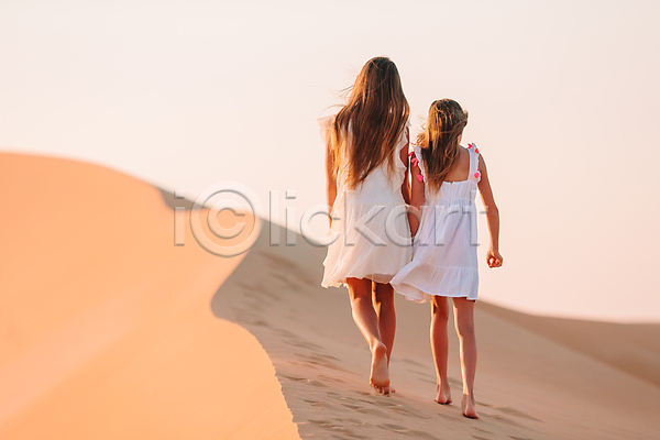 두명 소녀(어린이) 소녀만 어린이 여자 JPG 뒷모습 포토 해외이미지 걷기 모래언덕 사막 야외 원피스 자매 전신 주간 풍경(경치)