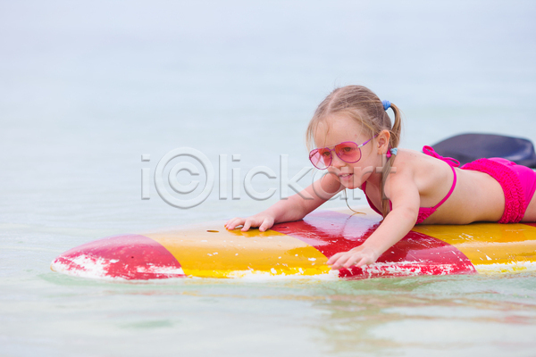 백인 소녀(어린이) 소녀한명만 어린이 여자 한명 JPG 옆모습 포토 해외이미지 상반신 서핑 서핑보드 선글라스 수영 수영복 엎드리기 파도