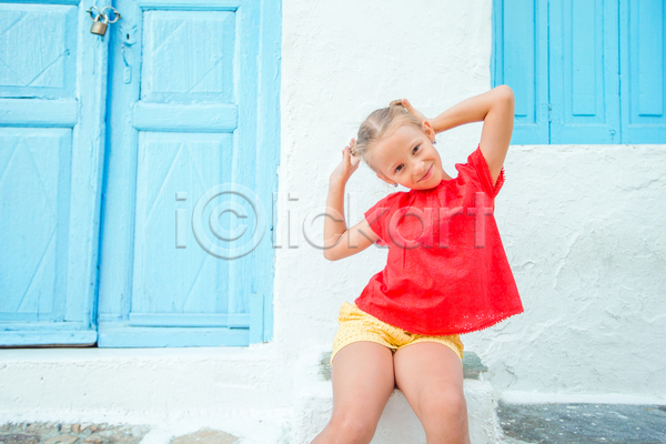 휴식 소녀(어린이) 소녀한명만 어린이 여자 한명 JPG 앞모습 포토 해외이미지 문 미코노스섬 바캉스 상반신 앉기 야외 여름(계절) 여름휴가 주간 하늘색