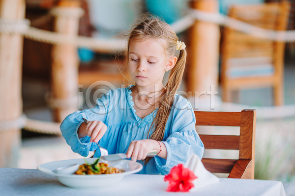 휴식 소녀(어린이) 소녀한명만 어린이 여자 한명 JPG 앞모습 포토 해외이미지 나이프 들기 먹기 바캉스 상반신 아침식사 앉기 야외 여름(계절) 여름휴가 의자 자르기 주간 포크