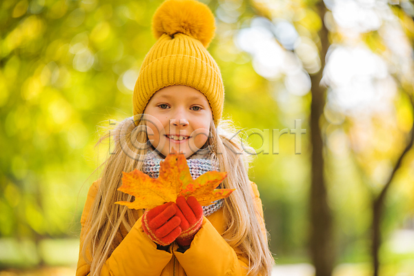 행복 백인 사람 어린이 여자 한명 JPG 포토 해외이미지 10월 가을(계절) 공원 금발 노란색 눈(신체부위) 미소(표정) 야외 얼굴 옷 유럽 유행 잎 자연 흰색