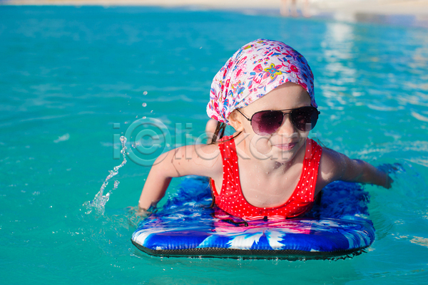 백인 소녀(어린이) 소녀한명만 어린이 여자 한명 JPG 앞모습 포토 해외이미지 상반신 서핑 서핑보드 선글라스 수영 수영복 엎드리기 파도