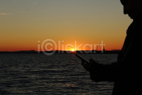 남자 성인 성인남자한명만 한명 JPG 실루엣 옆모습 포토 해외이미지 들기 바다 상반신 서기 야외 일몰 핸드폰 햇빛
