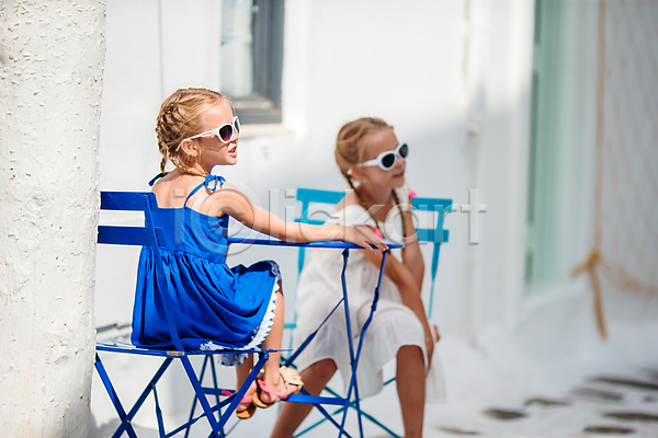 휴식 두명 서양인 소녀(어린이) 소녀만 어린이 여자 JPG 뒷모습 앞모습 포토 해외이미지 미코노스섬 바캉스 선글라스 앉기 여름(계절) 여름휴가 의자 자매 전신 주간 탁자 해안도시