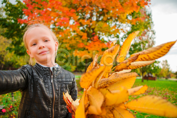 소녀(어린이) 소녀한명만 어린이 여자 한명 JPG 앞모습 포토 해외이미지 가을(계절) 공원 낙엽 다발 들기 미소(표정) 상반신 셀프카메라 손뻗기