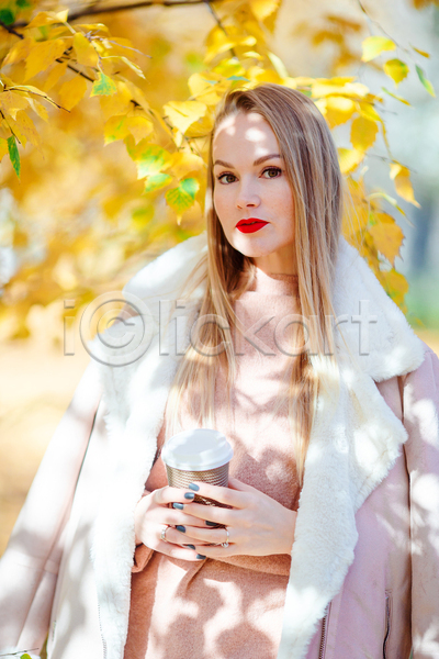 성인 성인여자한명만 여자 한명 JPG 앞모습 포토 해외이미지 가을(계절) 가을옷 그늘 단풍나무 들기 상반신 털코트 테이크아웃컵