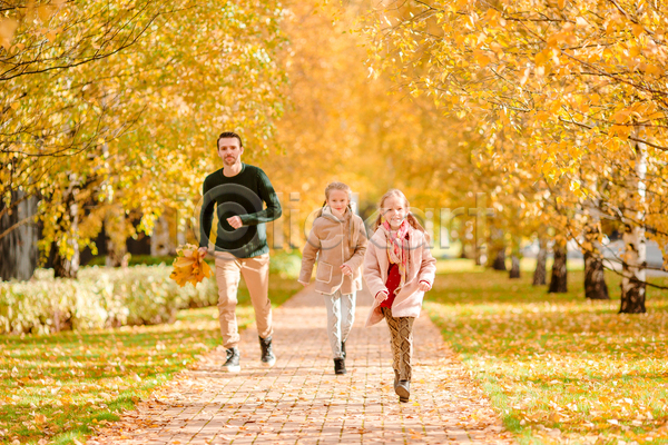 함께함 화목 남자 성인 세명 소녀(어린이) 어린이 여자 JPG 앞모습 포토 해외이미지 가을(계절) 공원 낙엽 다발 단풍나무 달리기 들기 미소(표정) 부녀 산책로 자매 전신