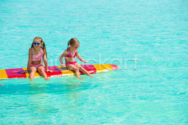 두명 백인 소녀(어린이) 소녀만 어린이 여자 JPG 앞모습 포토 해외이미지 바다 서핑 서핑보드 수영복 앉기 전신 파도