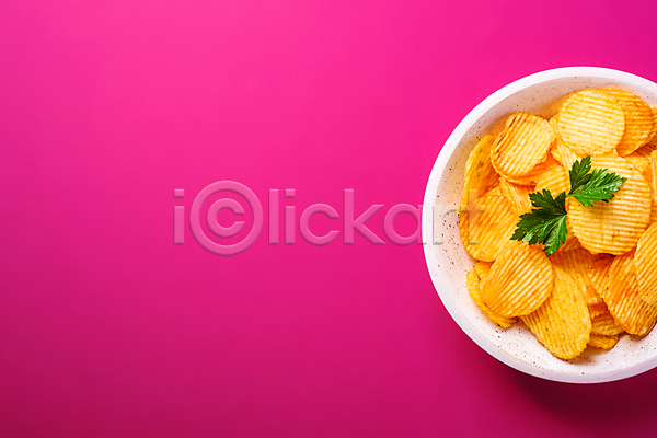 사람없음 JPG 포토 해외이미지 감자칩 그릇 담기 분홍색배경 실내 칩(음식) 카피스페이스