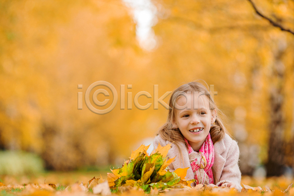 소녀(어린이) 소녀한명만 어린이 여자 한명 JPG 아웃포커스 앞모습 포토 해외이미지 가을(계절) 공원 낙엽 노란색 단풍 미소(표정) 상반신 엎드리기