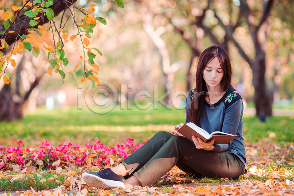 휴식 성인 성인여자한명만 여자 한명 JPG 아웃포커스 앞모습 포토 해외이미지 가을(계절) 공원 낙엽 독서 들기 앉기 전신 책