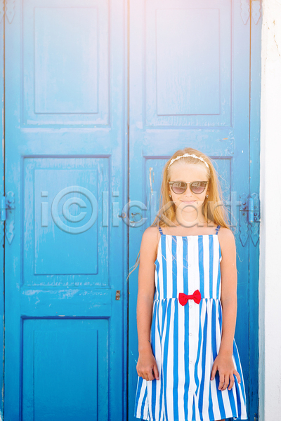 휴식 소녀(어린이) 소녀한명만 어린이 여자 한명 JPG 앞모습 포토 해외이미지 문 미소(표정) 미코노스섬 바캉스 상반신 선글라스 야외 여름(계절) 여름휴가 원피스 주간 줄무늬 하늘색 햇빛