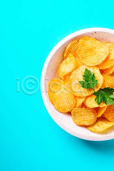 사람없음 JPG 포토 해외이미지 감자칩 그릇 담기 실내 칩(음식) 파란배경