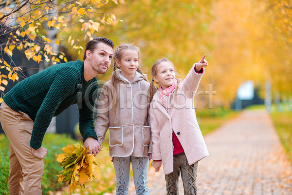 함께함 화목 남자 성인 세명 소녀(어린이) 어린이 여자 JPG 아웃포커스 앞모습 옆모습 포토 해외이미지 가리킴 가을(계절) 공원 낙엽 다발 들기 산책로 상반신 손잡기 올려보기