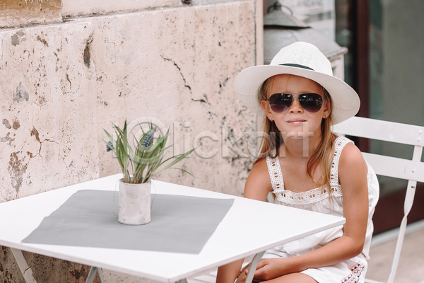 휴식 소녀(어린이) 소녀한명만 어린이 여자 한명 JPG 앞모습 포토 해외이미지 모자(잡화) 바캉스 상반신 선글라스 앉기 야외 여름(계절) 여름휴가 원피스 의자 주간 탁자 화분 흰색