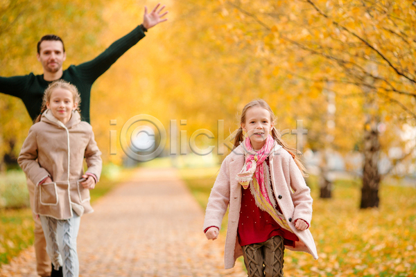 남자 백인 성인 세명 소녀(어린이) 어린이 JPG 포토 해외이미지 가을(계절) 가을풍경 가족 공원 나무 단풍 딸 맑음 숲 아빠 야외 엄마