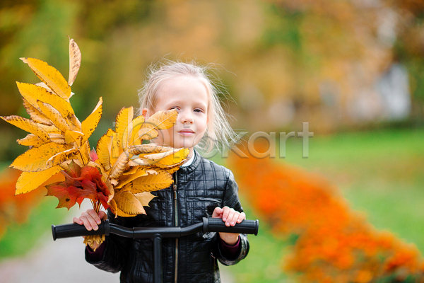 소녀(어린이) 소녀한명만 어린이 여자 한명 JPG 아웃포커스 앞모습 포토 해외이미지 가을(계절) 공원 낙엽 다발 단풍 산책로 상반신 잡기