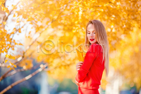 성인 성인여자한명만 여자 한명 JPG 포토 해외이미지 가을(계절) 가을풍경 공원 미소(표정) 숲 야외 잡기