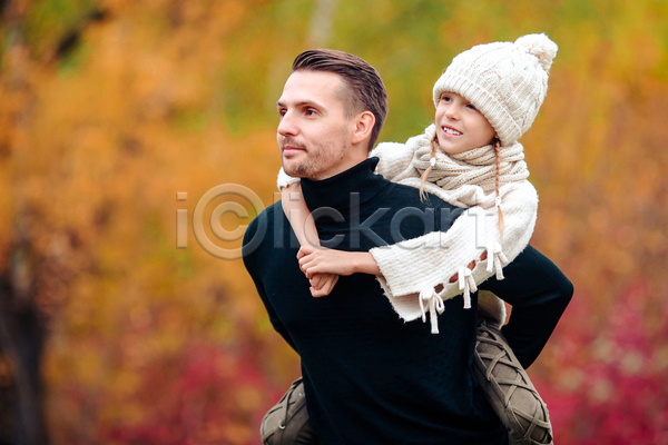 남자 두명 백인 성인 소녀(어린이) 어린이 여자 JPG 포토 해외이미지 가을(계절) 가을풍경 가족 공원 나무 단풍 딸 맑음 숲 스웨터 아빠 야외