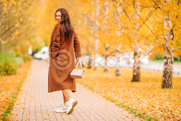 성인 성인여자한명만 여자 한명 JPG 포토 해외이미지 가을(계절) 가을풍경 공원 미소(표정) 숲 앉기 야외 응시 잡기 커피 컵