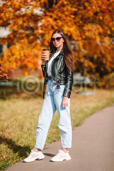 성인 성인여자한명만 여자 한명 JPG 아웃포커스 옆모습 포토 해외이미지 가을(계절) 가을옷 공원 들기 산책로 서기 선글라스 전신 테이크아웃컵 패션