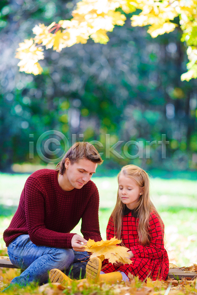 남자 두명 성인 소녀(어린이) 어린이 여자 JPG 아웃포커스 앞모습 포토 해외이미지 가을(계절) 공원 낙엽 내려보기 들기 부녀 소풍 앉기 전신