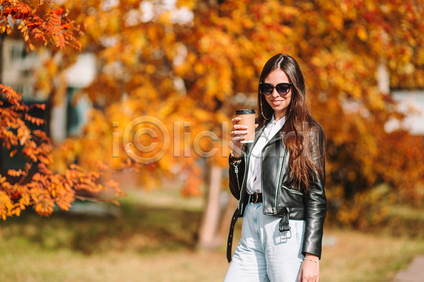 성인 성인여자한명만 여자 한명 JPG 포토 해외이미지 가을(계절) 가을풍경 공원 미소(표정) 숲 야외 잡기 커피