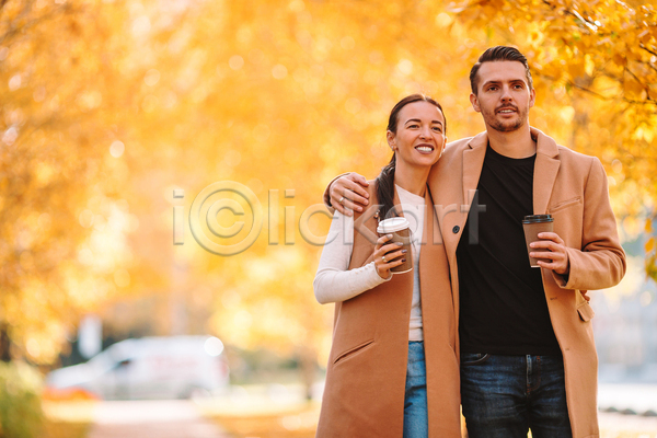 유혹 남자 두명 성인 성인만 여자 JPG 포토 해외이미지 가을(계절) 가을풍경 걷기 공원 나무 단풍 데이트 미소(표정) 숲 야외 커플 햇빛