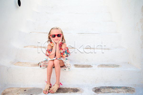 휴식 소녀(어린이) 소녀한명만 어린이 여자 한명 JPG 앞모습 포토 해외이미지 계단 꽃무늬 꽃받침 미코노스섬 바캉스 선글라스 앉기 야외 여름(계절) 여름휴가 원피스 전신 주간 흰색