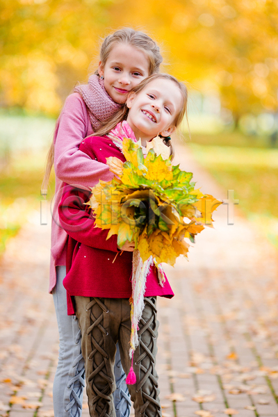 두명 백인 소녀(어린이) 소녀만 아기 어린이 JPG 포토 해외이미지 가을(계절) 가을풍경 가족 나무 단풍 맑음 미소(표정) 숲 야외 언니 자매 포옹