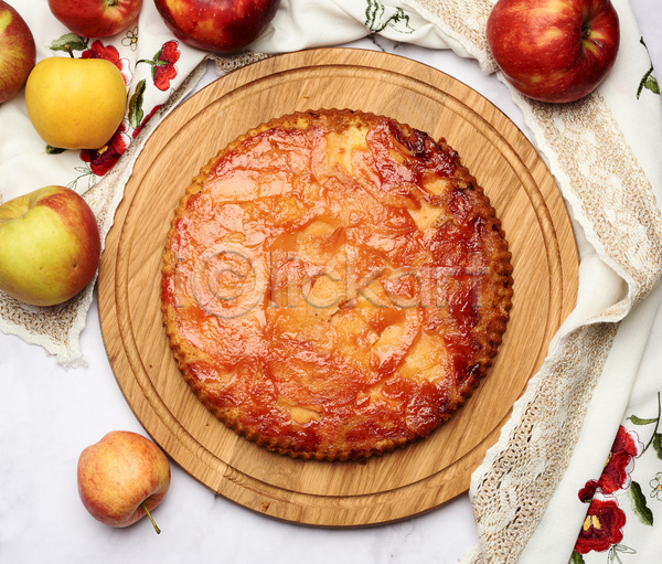 달콤 사람없음 JPG 포토 하이앵글 해외이미지 나무받침 디저트 사과 실내 애플파이 천(직물) 파이(빵) 흰배경