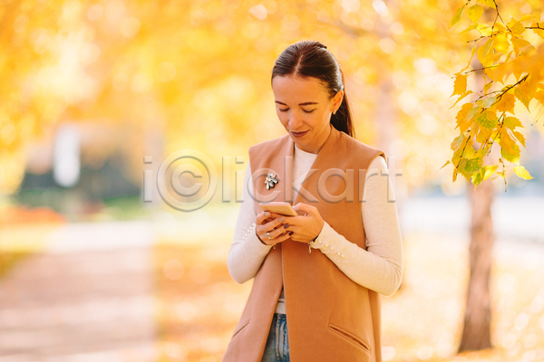 성인 성인여자한명만 여자 한명 JPG 포토 해외이미지 가을(계절) 가을풍경 공원 미소(표정) 숲 야외 잡기 핸드폰