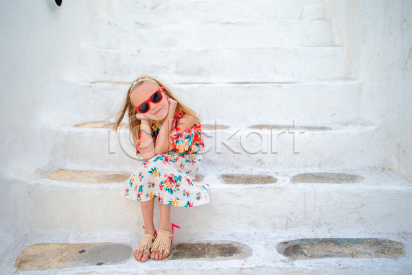 휴식 소녀(어린이) 소녀한명만 어린이 여자 한명 JPG 앞모습 포토 해외이미지 계단 미코노스섬 바캉스 선글라스 앉기 야외 여름(계절) 여름휴가 원피스 전신 주간 턱괴기 흰색