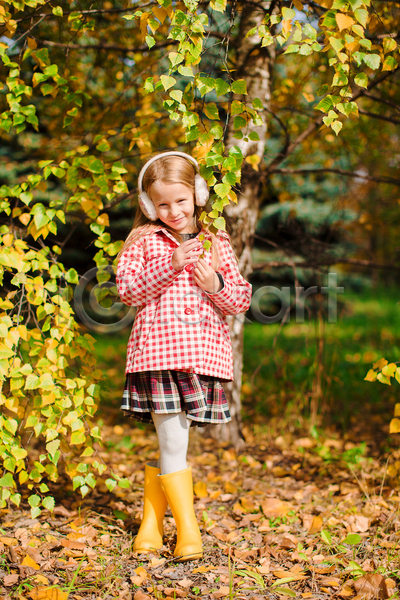 귀여움 소녀(어린이) 소녀한명만 어린이 여자 한명 JPG 앞모습 포토 해외이미지 가을(계절) 공원 나무 낙엽 다리꼬기 미소(표정) 서기 응시 잡기 전신