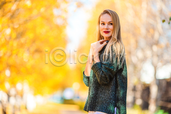 성인 성인여자한명만 여자 한명 JPG 포토 해외이미지 가을(계절) 가을풍경 공원 미소(표정) 숲 앉기 야외 응시 잡기 커피 컵