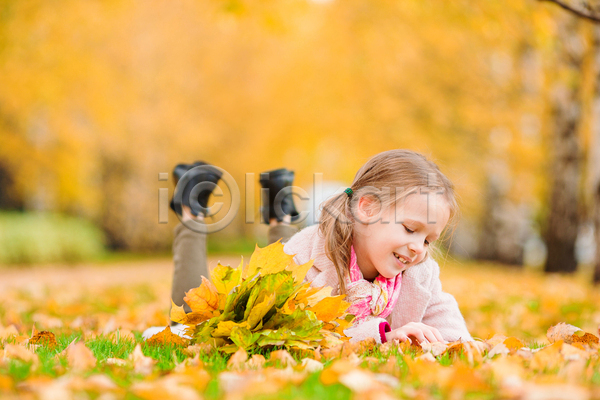 백인 소녀(어린이) 소녀한명만 어린이 여자 한명 JPG 포토 해외이미지 가을(계절) 가을풍경 공원 나무 맑음 숲 야외 웃음