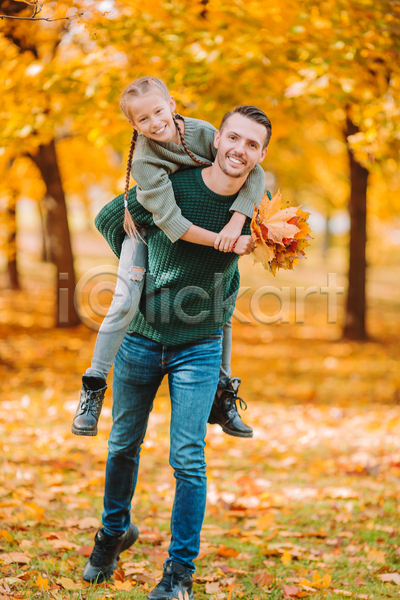 남자 두명 백인 성인 소녀(어린이) 어린이 여자 JPG 포토 해외이미지 가을(계절) 가을풍경 가족 공원 나무 단풍 딸 맑음 숲 아빠 야외