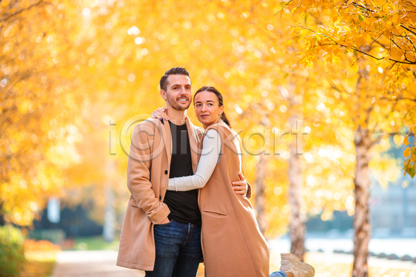 남자 두명 백인 성인 성인만 여자 JPG 포토 해외이미지 가을(계절) 가을풍경 공원 나무 미소(표정) 야외 커플 포옹