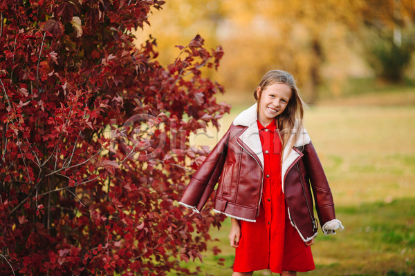 백인 소녀(어린이) 소녀한명만 어린이 여자 한명 JPG 포토 해외이미지 가을(계절) 가을풍경 공원 나무 맑음 숲 야외 웃음