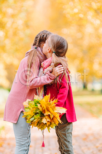 두명 백인 소녀(어린이) 소녀만 어린이 여자 JPG 포토 해외이미지 가을(계절) 가을풍경 가족 나무 단풍 딸 맑음 미소(표정) 숲 야외 언니 포옹
