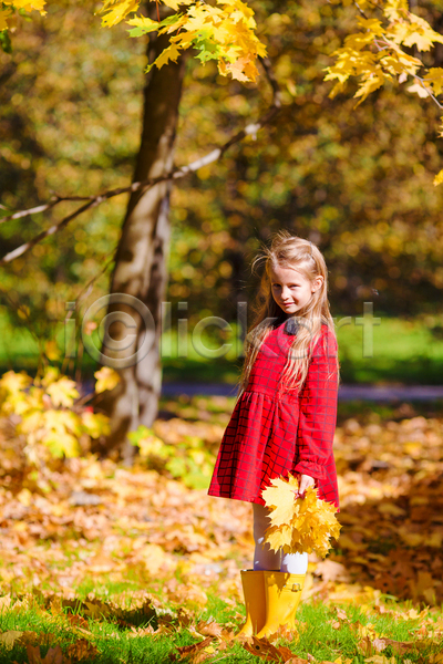 백인 소녀(어린이) 소녀한명만 어린이 여자 한명 JPG 포토 해외이미지 가을(계절) 가을풍경 공원 나무 맑음 미소(표정) 숲 야외 웃음